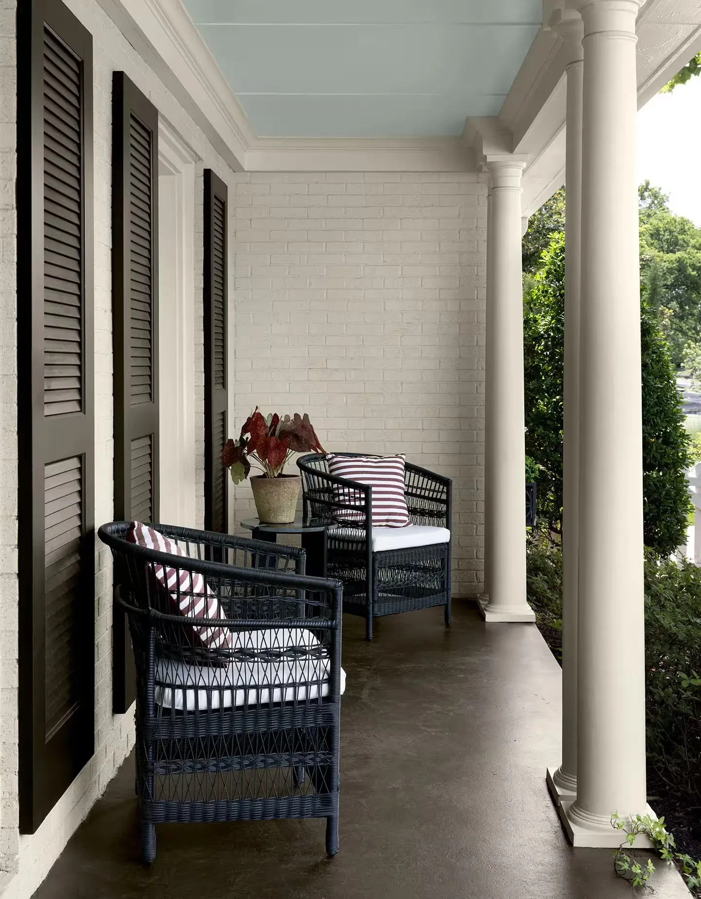 yellow-column-porch-blue-ceiling